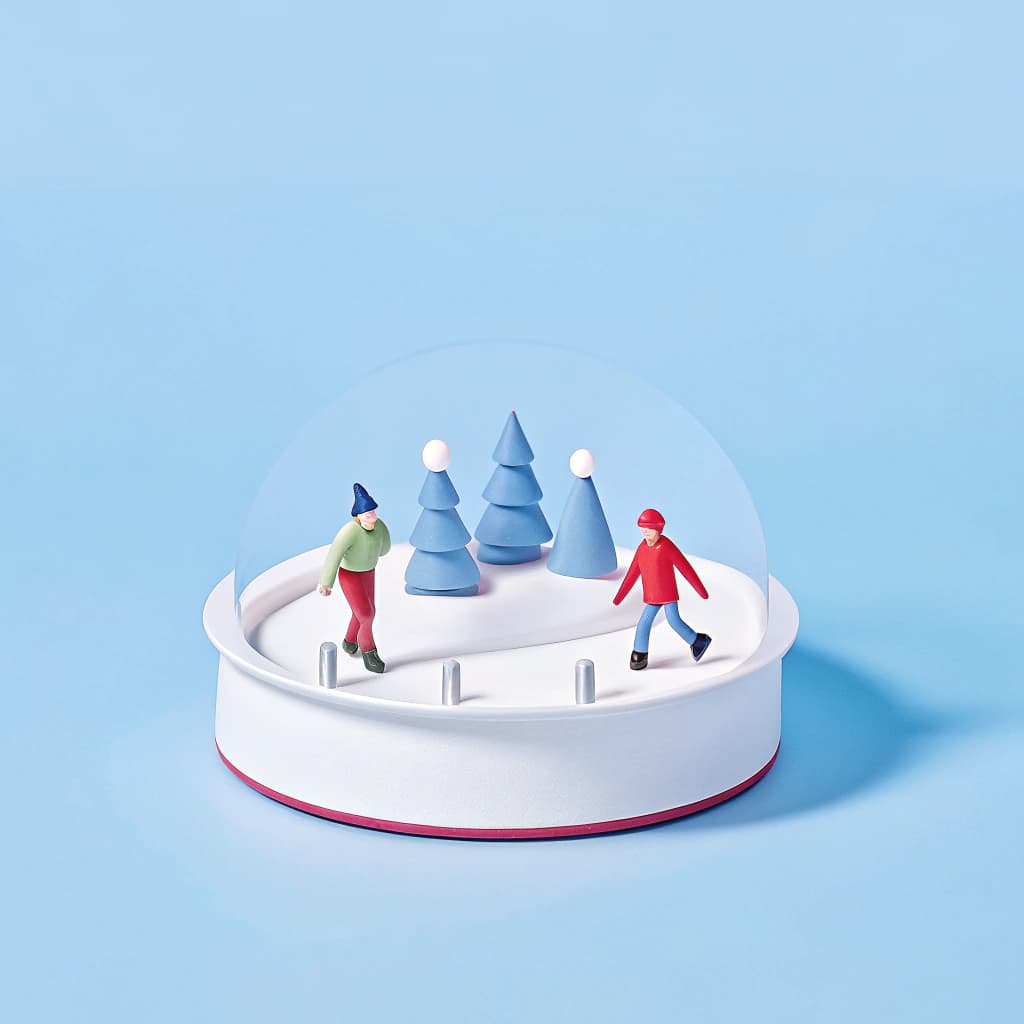 Скоро новый год, пойдем кататься на коньках?