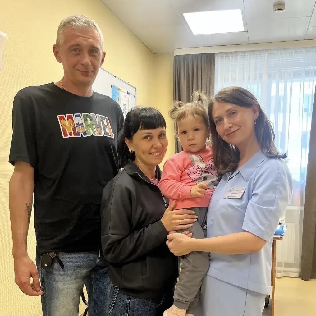В Тюменском перинатальном центре мама, родившая после ЭКО, пришла поблагодарить врачей спустя три года