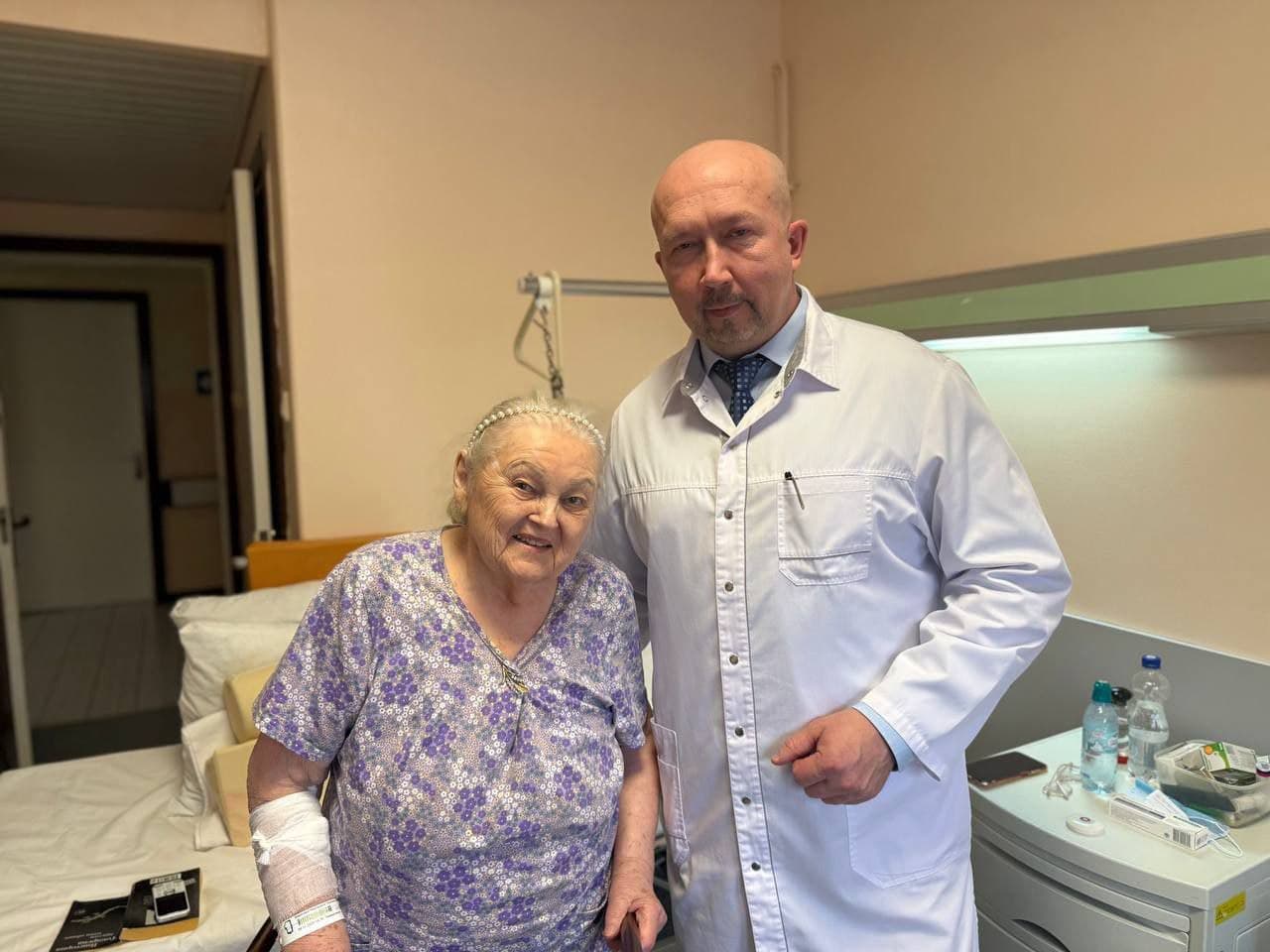 В ОКБ №1 травматологи заменили тазобедренный сустав 94-летней пациентке