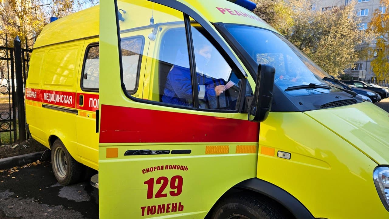 Спасение на тонком льду: бригада скорой помощи и очевидцы спасли жизнь рыбаку